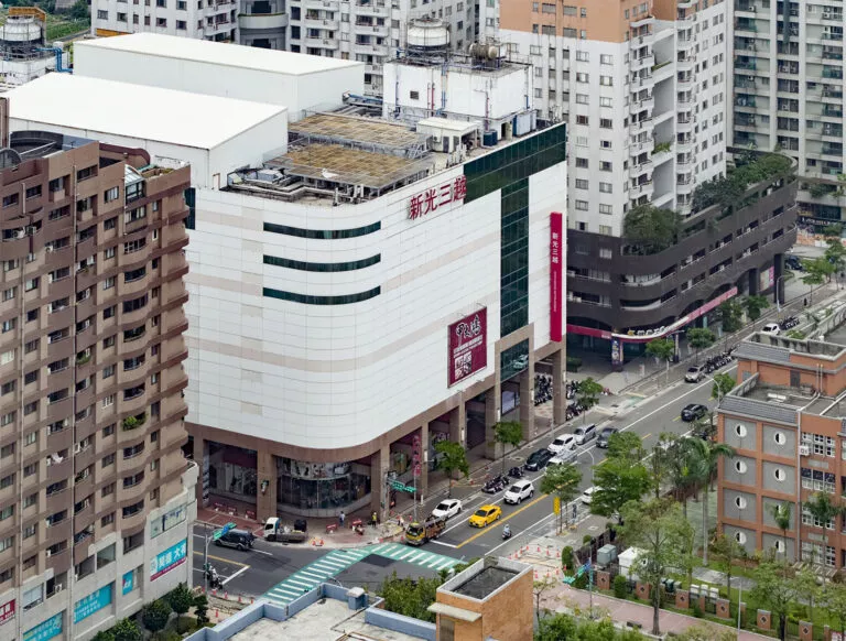 小檜溪（青溪特區）鄰近商圈_新光三越桃園站前店位於桃園火車站前，為桃園市的商業中心，位處交通樞紐