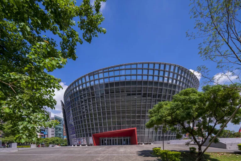 桃園展演中心複合性功能的都市遊憩空間，是北台灣知名的藝文表演標的。