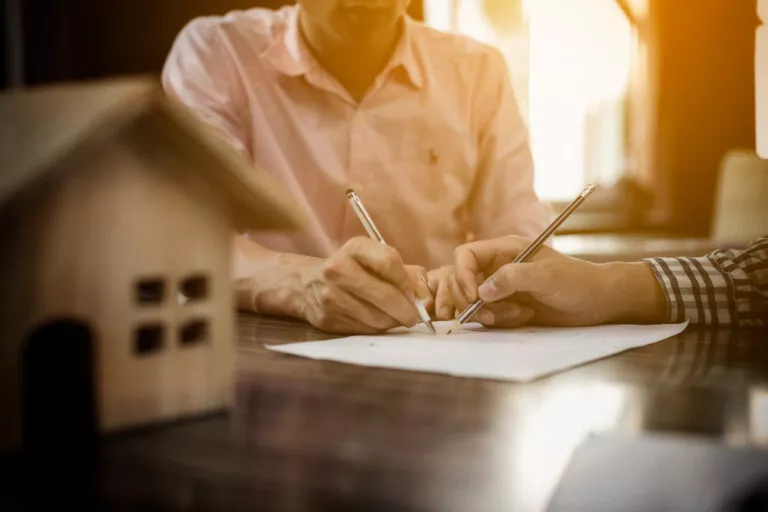 為防範私法人短期進出炒作、影響國人居住權益,因此建立私法人購買住宅許可制