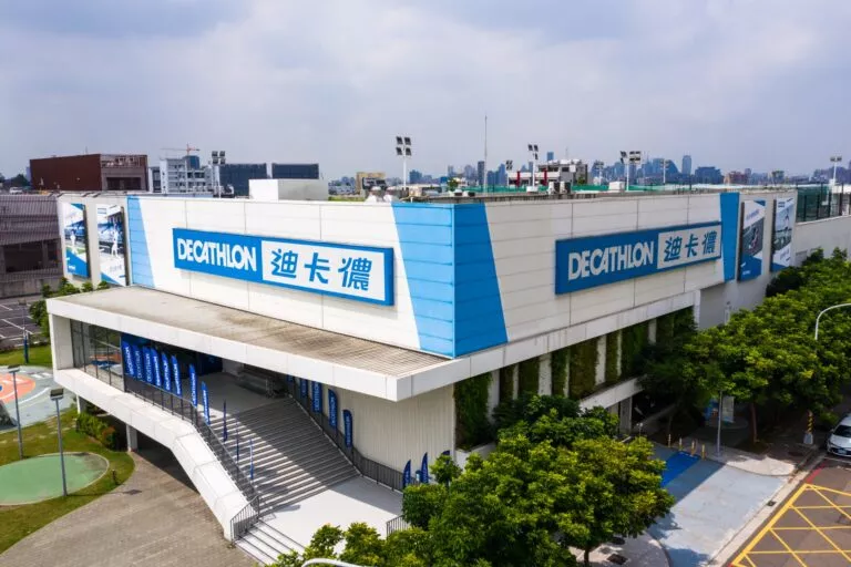 中清商圈內有迪卡儂，可滿足各式休閒活動衣物與運動用品需求