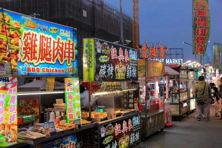 總站夜市佔地千坪，位於好市多北屯二店旁