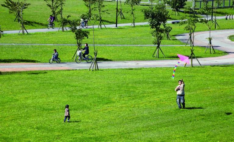 浮洲藝術河濱公園位於鄰近浮洲橋，融合自然景觀與公共藝術