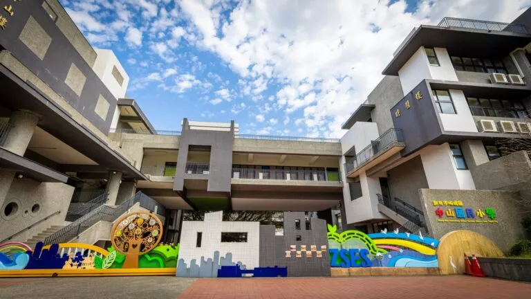 校舍翻新後,中山國小成為六大低碳面向之低碳學校及智慧安全校園