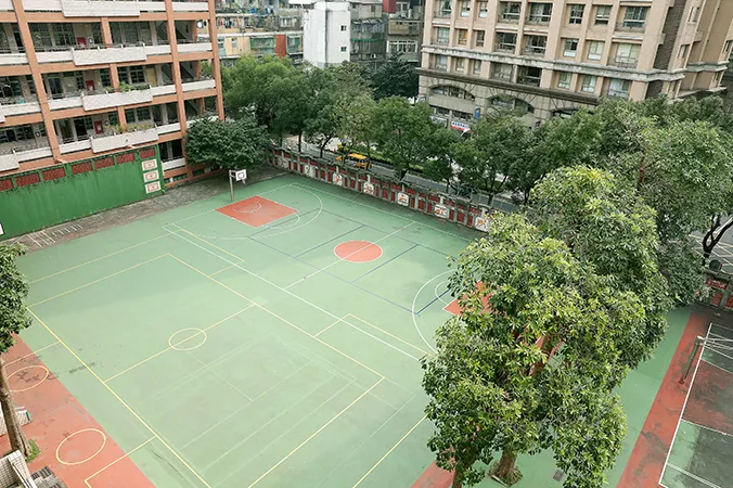 板橋區重慶國小的戶外運動空間