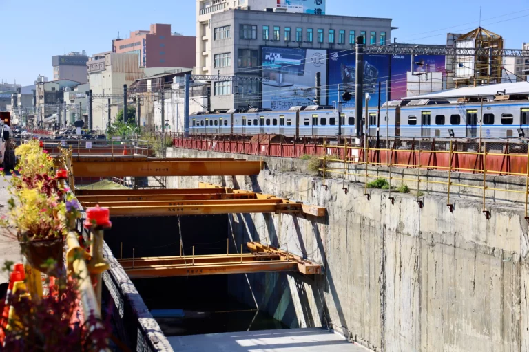 台南鐵路地下化主線自東區南台南站起,穿越中西區東側直至北區,全長約8.2公里