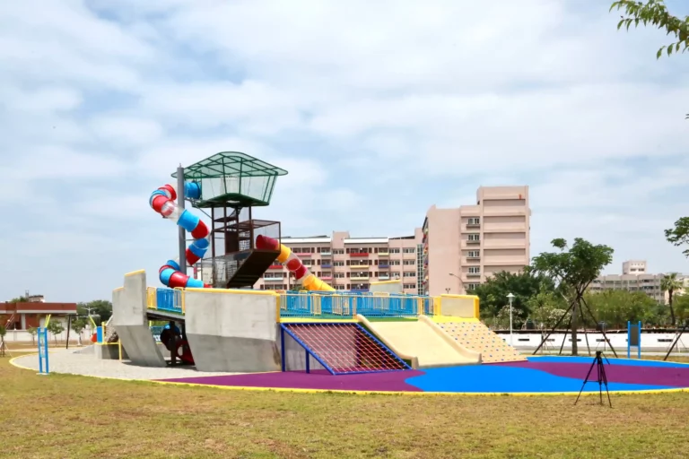 以1661台灣船發想,建構一艘有大型複合遊戲船的健康綠洲公園