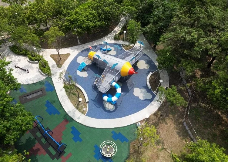楠梓區右昌森林公園廣植草木、開鑿河渠水道，還有「搖控飛機」飛場及飛行解說中心