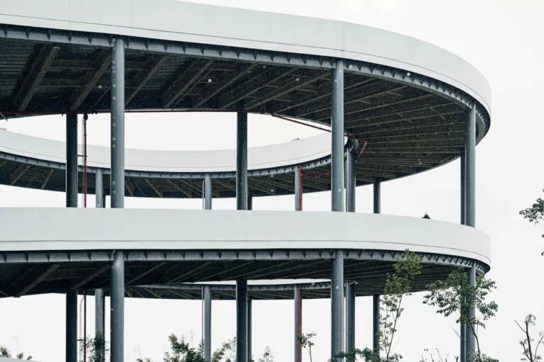 郵政物流園區規劃興建物流中心、資訊中心、北台灣郵件作業中心、營運中心等4棟建築,預計114年全區啟用